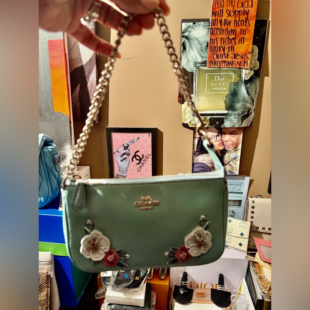 SOLD 🎁COACH CHALK HAWAIIAN FLORAL EMBROIDERY BEADED LARGE WRISTLET (LE) - Picture 1 of 15